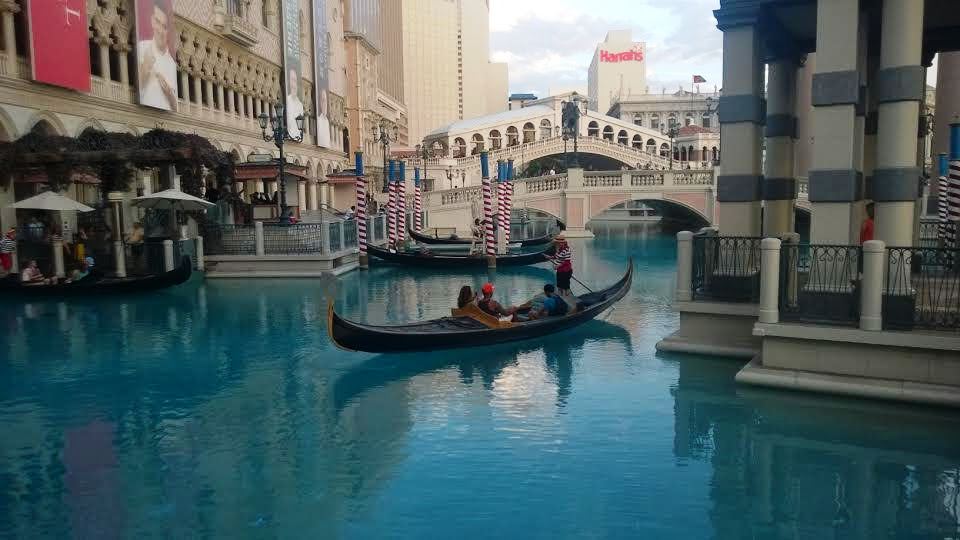 Gondolijeri pred hotelom Venecija