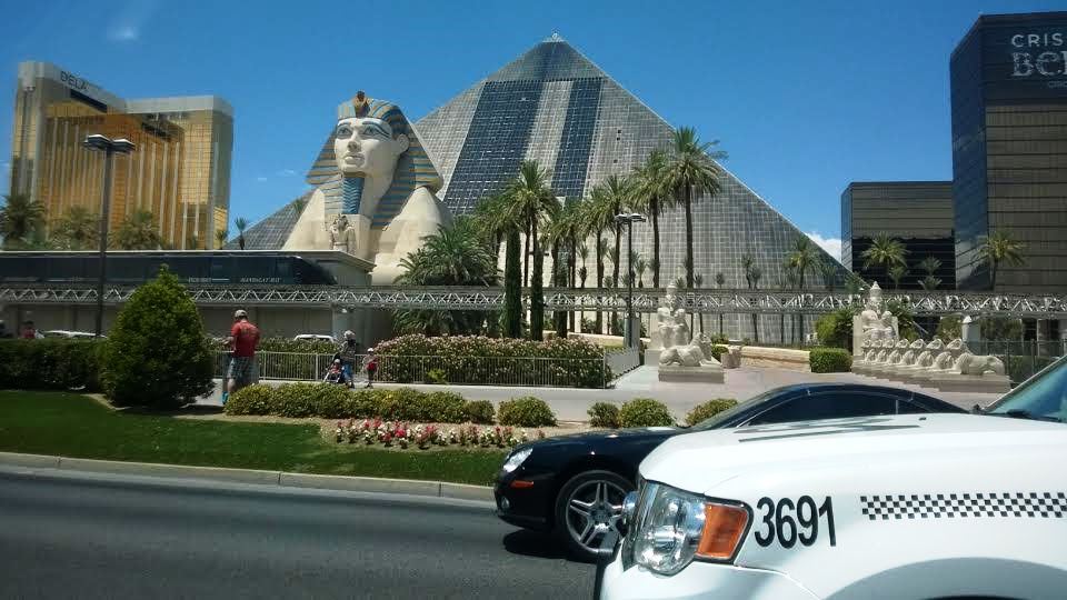 Sfinga i piramida hotela Luxor