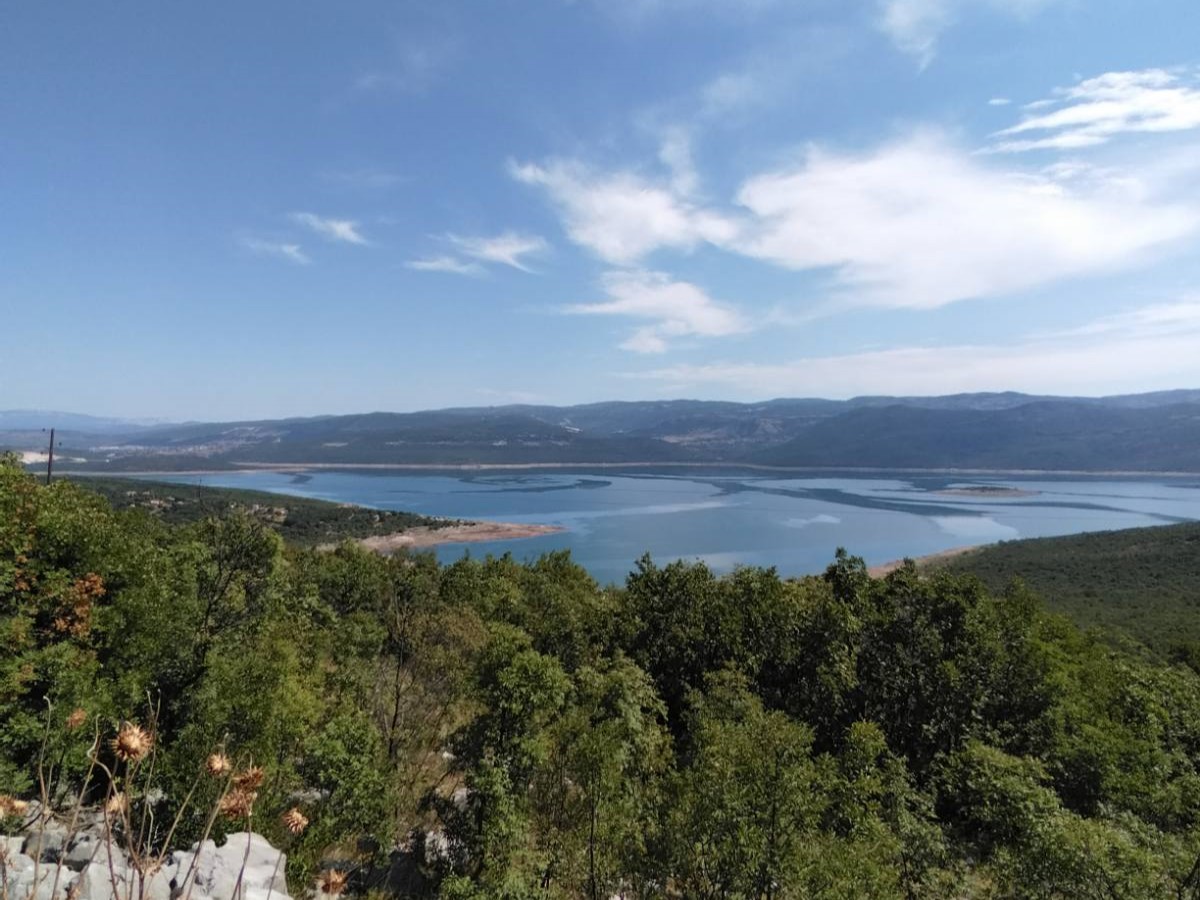 Bilećko jezero – beskrajno plavetnilo uklopljeno u sve nijanske hercegovačkog krša